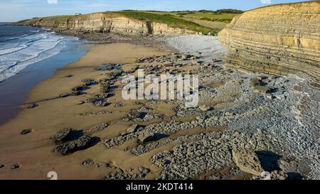 Luftaufnahme von großen Kalksteinfelsen und einem Sandstrand neben dem Meer Stockfoto