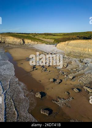 Luftaufnahme von großen Kalksteinfelsen und einem Sandstrand neben dem Meer Stockfoto