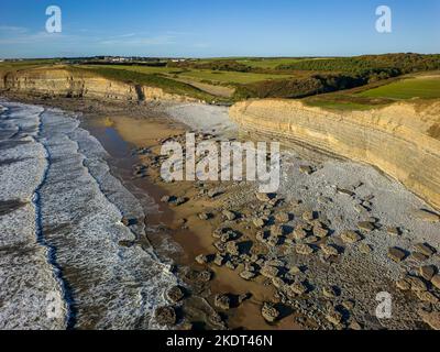 Luftaufnahme von Kalksteinfelsen und einem felsigen Sandstrand Stockfoto