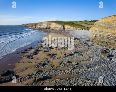 Luftaufnahme von großen Kalksteinfelsen und einem Sandstrand neben dem Meer Stockfoto