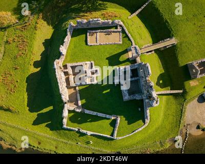 Luftaufnahme der Ruinen des 12.. Jahrhunderts Ogmore Castle, Glamorgan, Wales Stockfoto