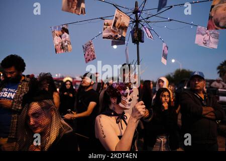 Tucson, Arizona, USA. 6.. November 2022. Die alljährliche All Souls Prozession 33. in Tucson, Arizona. Gesponsert von der gemeinnützigen Many Mouls to Feed Hunderttausende von Teilnehmern und Zuschauern versammeln sich, um sich an die Angehörigen und Freunde zu erinnern und sie zu ehren, die sie verloren haben. Sie trauern um ihren Tod und feiern ihr Leben und bewahren die Erinnerungen der Verstorbenen am Leben. Die Menschen kleiden sich in verzierten Kostümen, ähnlich denen, die am Tag der Toten gesehen wurden, aber die beiden Zeremonien sind nicht die gleichen. Die Marschierenden legen schriftliche Notizen in ein großes Stahlgefäß namens Urne. Die Saaldiener nehmen die Notizen und legen sie in die Urne, die ein Stockfoto