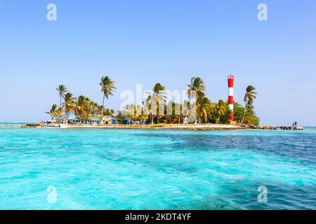 San Andres, Kolumbien - 7. April 2022: Haynes Cay Island Beach Urlaub Mit Palmen Am Meer In San Andres In Kolumbien. Stockfoto