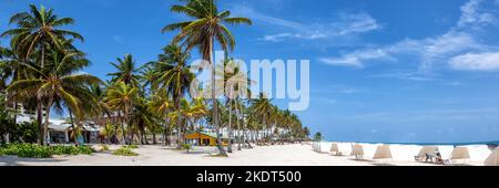 San Andres, Kolumbien - 7. April 2022: Strandurlaub Playa Spratt Bucht Urlaub Mit Palmen Am Meer Panorama Auf Der Insel San Andre Stockfoto
