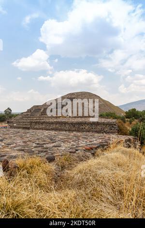 Teotihuacan, Mexiko - 15. April 2022: Pirámide De La Luna Mondpyramide Pyramidenporträt In Teotihuacan, Mexiko. Stockfoto