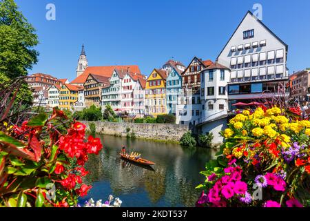 Tübingen, Deutschland - 25. Juli 2022: Stadt Am Neckar Mit Dem Stanzboot In Tübingen, Deutschland. Stockfoto