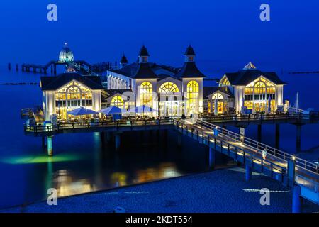 Sellin, Deutschland - 19. Juli 2022: Pier Im Baltic Resort Sellin Auf Der Insel Rügen An Der Ostsee Bei Nacht In Sellin, Deutschland. Stockfoto