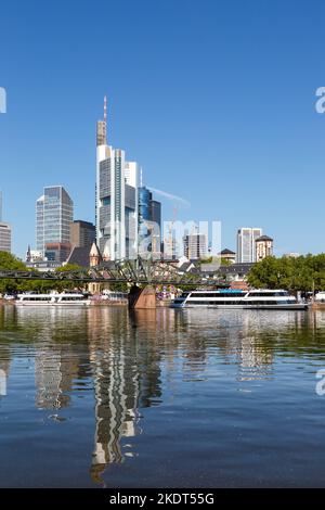 Frankfurt, Deutschland - 3. August 2022: Skyline Mit Main Eiserner Steg Brücke Reisetorträt In Frankfurt, Deutschland. Stockfoto