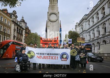 London, Großbritannien. 08.. November 2022. Eine Gruppe britischer Veteranen des Atomtests, Mitglieder einer größeren Gruppe namens „Labrats“ (Legacy of Atomic Bomb Atomic Test Survivors) und ihre Familien protestieren am Parliament Square und in der Downing Street, legen dann Kränze im Cenotaph ab, bevor sie zum Mod marschieren. Labrats vertritt nukleare Veteranen, atomare Veteranen, Wissenschaftler, Zivilisten und ihre Familien. Die Veteranen hoffen auch auf eine Medaille, sind aber bisher erfolglos geblieben. Der Protest wird von mehreren Abgeordneten unterstützt. Kredit: Imageplotter/Alamy Live Nachrichten Stockfoto