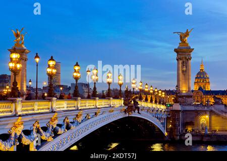 Panoramablick auf die Brücke Pont Alexandre III, beleuchtet bei Nacht mit der seine. 8. Arrondissement, Paris, Frankreich Stockfoto