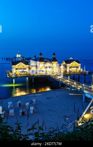 Sellin, Deutschland - 19. Juli 2022: Pier Im Ostseeraum Sellin Auf Der Insel Rügen An Der Ostsee Porträt Bei Nacht In Sellin, Deutschland. Stockfoto