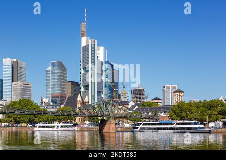 Frankfurt, Deutschland - 3. August 2022: Skyline Mit Main Eiserner Steg-Brücke Reisen In Frankfurt, Deutschland. Stockfoto