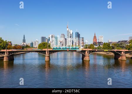 Frankfurt, Deutschland - 3. August 2022: Skyline Mit Main Und Stadtbahn Auf Der Ignatz Bubis Brücke Reisen In Frankfurt, Deutschland. Stockfoto