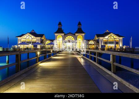 Sellin, Deutschland - 19. Juli 2022: Pier Im Baltic Resort Sellin Auf Der Insel Rügen An Der Ostsee Bei Nacht In Sellin, Deutschland. Stockfoto