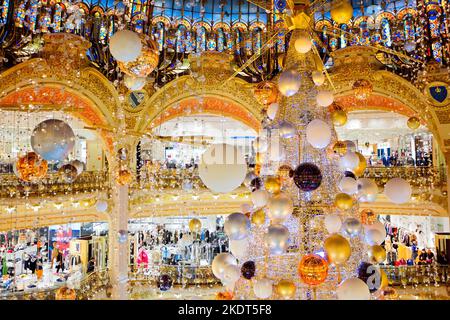 Weihnachtsbaum in der Galerie Lafayette, Paris Stockfoto