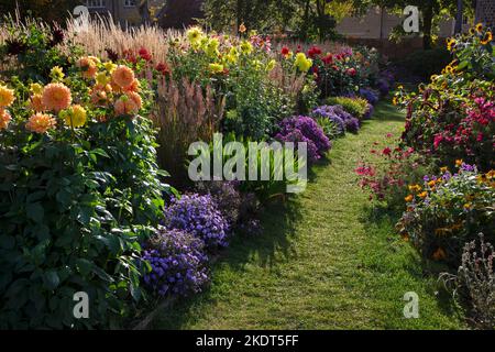 Im frühen Herbst farbenfrohe Gartenbands im englischen Garten Stockfoto