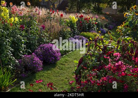 Im frühen Herbst farbenfrohe Gartenbands im englischen Garten Stockfoto