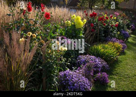 Im frühen Herbst farbenfrohe Gartenbands im englischen Garten Stockfoto