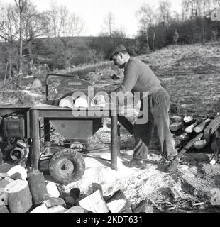 1960s, historisch, Holzschnitt, Baumstämme machen, mit einer Multico Master benzinbetriebenen Schneidemaschine, England, Großbritannien. Name auf Kraftstofftanks, Lister Stockfoto