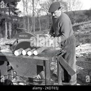 1960s, historisch, Holzschnitt, Baumstämme machen, mit einer Multico Master Site Sawbank benzinbetriebene Schneidemaschine, England, Großbritannien. Name auf Kraftstofftanks, Lister Stockfoto