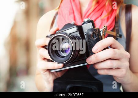 Fotografin mit einer alten Filmkamera aus dem Jahr 35mm. Stockfoto