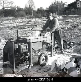 1960s, historisch, Holzschnitt, Baumstämme machen, mit einer Multico Master Site Sawbank benzinbetriebene Schneidemaschine, England, Großbritannien. Name auf Kraftstofftanks, Lister Stockfoto