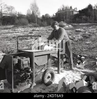 1960s, historisch, Holzschnitt, Baumstämme machen, mit einer Multico Master Site Sawbank benzinbetriebene Schneidemaschine, England, Großbritannien. Name auf Kraftstofftanks, Lister Stockfoto