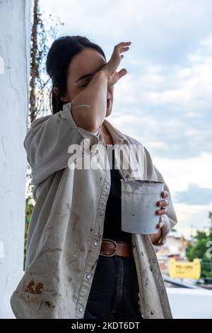 Kunstwerkstatt, chaotische Objekte, Pinsel, Farbe alle verwechselt unorganisiert, Künstlerin Stockfoto