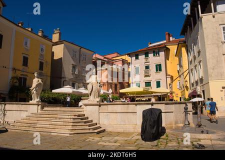 Piran, Slowenien - September 18. 2022. Historische Gebäude auf dem Prvomajski Trg Platz im mittelalterlichen Zentrum von Piran an der Küste Sloweniens Stockfoto