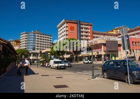 Portoroz, Slowenien - September 19. 2022. Eine Küstenstraße im kleinen Badeort und Kurort Portoroz an der Küste Sloweniens Stockfoto