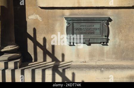 Schatten der Eisenbahn und Bronze-Plakette, die bezeugt, wo David Livingstone in Bath an der Seite Eines georgischen Stadthauses im Circus in Großbritannien lebte Stockfoto