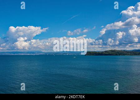 Der Golf von Triest von Piran an der slowenischen Küste aus gesehen, Mitte September Stockfoto