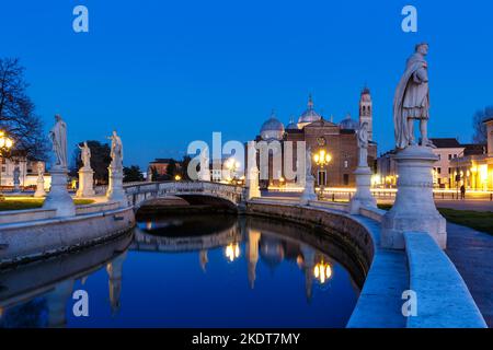 Padua, Italien - 21. März 2022: Prato Della Valle Platz Mit Statuen Reise Stadt Bei Nacht In Padua, Italien. Stockfoto