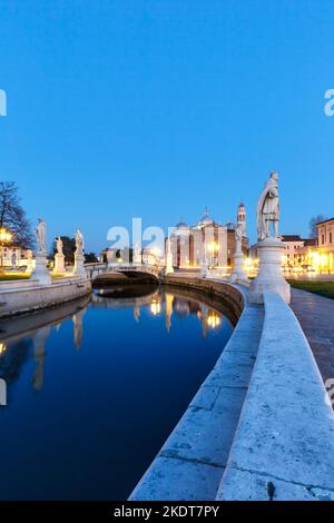 Padua, Italien - 21. März 2022: Prato Della Valle Platz Mit Statuen Reise Stadtporträt Bei Nacht In Padua, Italien. Stockfoto