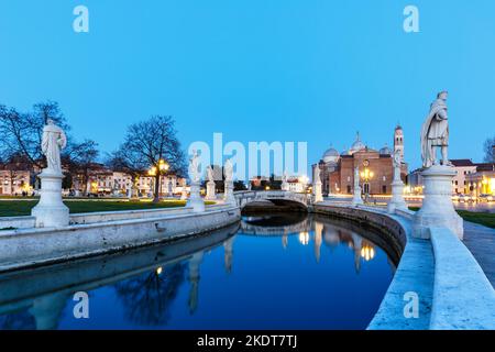 Padua, Italien - 21. März 2022: Prato Della Valle Platz Mit Statuen Reise Stadt Bei Nacht In Padua, Italien. Stockfoto