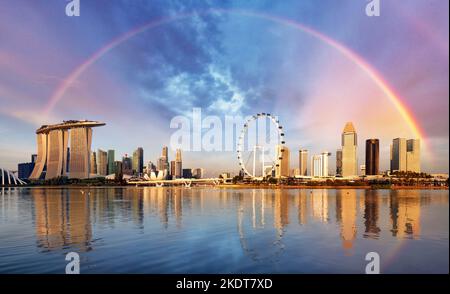 Regenbogen über Singapur Stadt mit Wolkenkratzern, Marina Bay Stockfoto