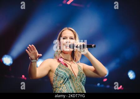 Zürich, Schweiz. 29., Oktober 2022. Die Schweizer Sängerin, Model und Moderatorin Linda Fäh sah auf der Großen Schlagerparty 2022 im Hallenstadion in Zürich auf der Bühne. (Foto: Gonzales Photo - Tilman Jentzsch). Stockfoto