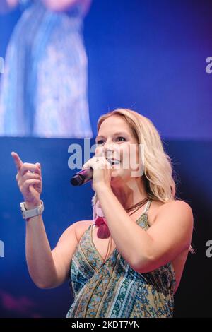 Zürich, Schweiz. 29., Oktober 2022. Die Schweizer Sängerin, Model und Moderatorin Linda Fäh sah auf der Großen Schlagerparty 2022 im Hallenstadion in Zürich auf der Bühne. (Foto: Gonzales Photo - Tilman Jentzsch). Stockfoto