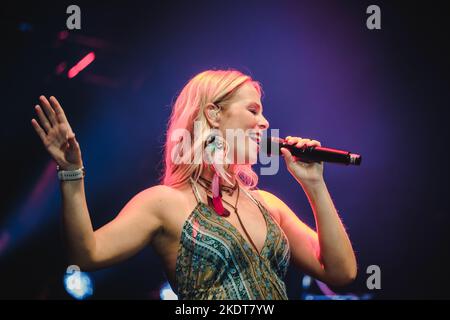 Zürich, Schweiz. 29., Oktober 2022. Die Schweizer Sängerin, Model und Moderatorin Linda Fäh sah auf der Großen Schlagerparty 2022 im Hallenstadion in Zürich auf der Bühne. (Foto: Gonzales Photo - Tilman Jentzsch). Stockfoto