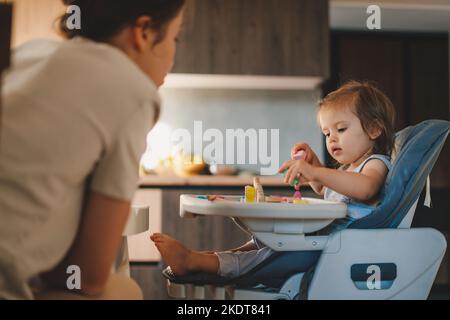 Mutter und Mädchen spielen zuhause zusammen. Lernspielzeug. Geometrische Form. Freizeitkonzept. Bildungskonzept. Stockfoto