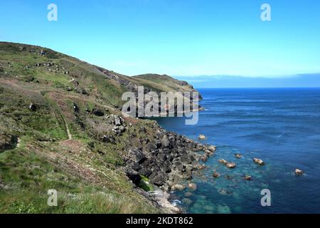 Der South West Coast Path zwischen Port Quint und Port Isaac an der North Cornwall Coast. Stockfoto