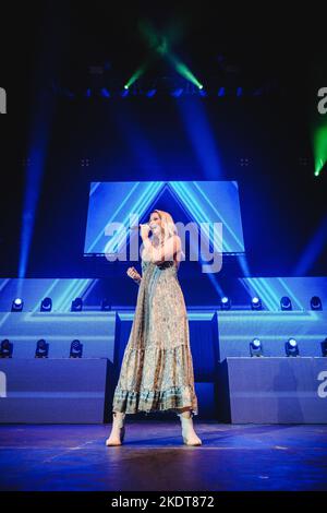 Zürich, Schweiz. 29., Oktober 2022. Die Schweizer Sängerin, Model und Moderatorin Linda Fäh sah auf der Großen Schlagerparty 2022 im Hallenstadion in Zürich auf der Bühne. (Foto: Gonzales Photo - Tilman Jentzsch). Stockfoto