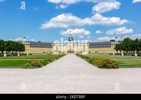 Karlsruhe, Deutschland - 30. Juni 2022: Schloss Karlsruhe Barockschloss Residenz Reisen Architektur In Karlsruhe, Deutschland. Stockfoto