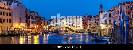 Venedig, Italien - 20. März 2022: Rialtobrücke Rialtobrücke Über Canal Grande Mit Gondelfahrt City Panorama Bei Nacht In Venedig, Ital Stockfoto