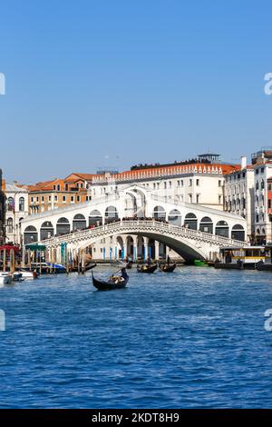 Venedig, Italien - 20. März 2022: Rialtobrücke Rialtobrücke Über Canal Grande Mit Gondelfahrt City Portrait In Venedig, Italien. Stockfoto