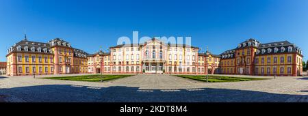 Bruchsal, Deutschland - 30. Juni 2022: Bruchsal Barockschloss Reise Architektur Panorama In Bruchsal, Deutschland. Stockfoto