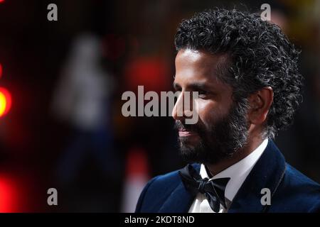 Prasanna Puwanarajah kommt zur Weltpremiere der Crown-Serie fünf im Theatre Royal in London. Bilddatum: Dienstag, 8. November 2022. Stockfoto