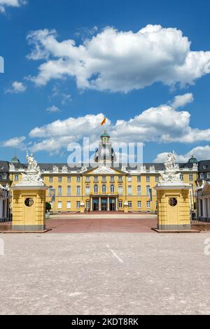 Karlsruhe, Deutschland - 30. Juni 2022: Schloss Karlsruhe Barockschloss Residenz Travel Portrait Architektur In Karlsruhe, Deutschland. Stockfoto