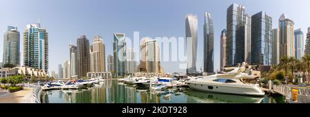 Dubai, Vereinigte Arabische Emirate - 25. Mai 2021: Dubai Marina And Harbour Skyline Architecture Luxusurlaub In Arabien Mit Boats Yacht Panorama In Dubai Stockfoto