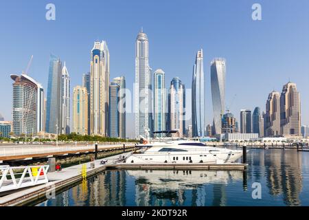 Dubai, Vereinigte Arabische Emirate - 23. Mai 2021: Dubai Marina and Harbour Skyline Architecture Luxusurlaub in Arabien mit Boat Yacht in Dubai, United A Stockfoto